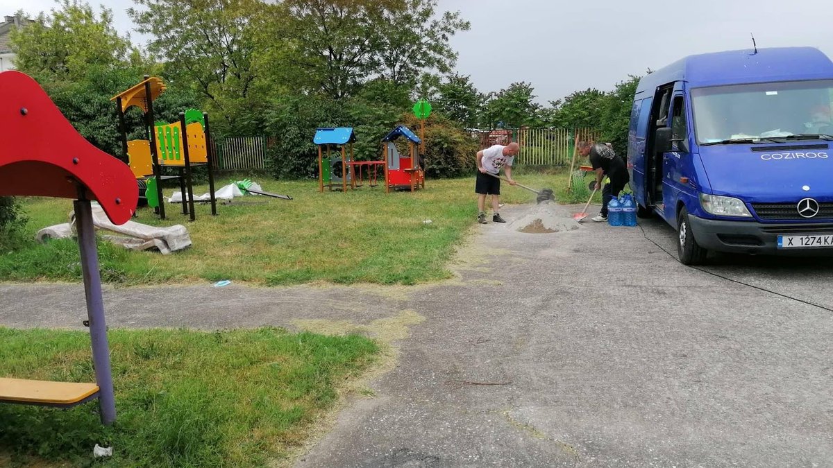 ROMACT_EC_CoE's tweet photo. In #Rakovski 🇧🇬 children now have a safe playground funded by #ROMACT small grant🌳🛝
#Localgov & community joined efforts to implement the project and stated that:
"When we work together the results are visible for everyone. Our children deserve a better place for playing".👏 https://t.co/d5ov8bxAIP