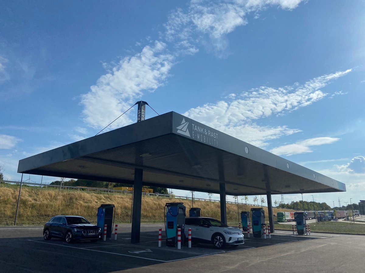 electricfelix's tweet image. Well well well look at this @TankundRast investment! 

They financed the roof above this brand-new @mer_deutschland #ladepark along the A7 (Kassel Ost 🇩🇪)

⚡️⚡️⚡️

12 plugs, 5x300kW+1x225kW power available, easy trailer-friendly charging spot!

Right in between Frankfurt&amp;amp;Hannover