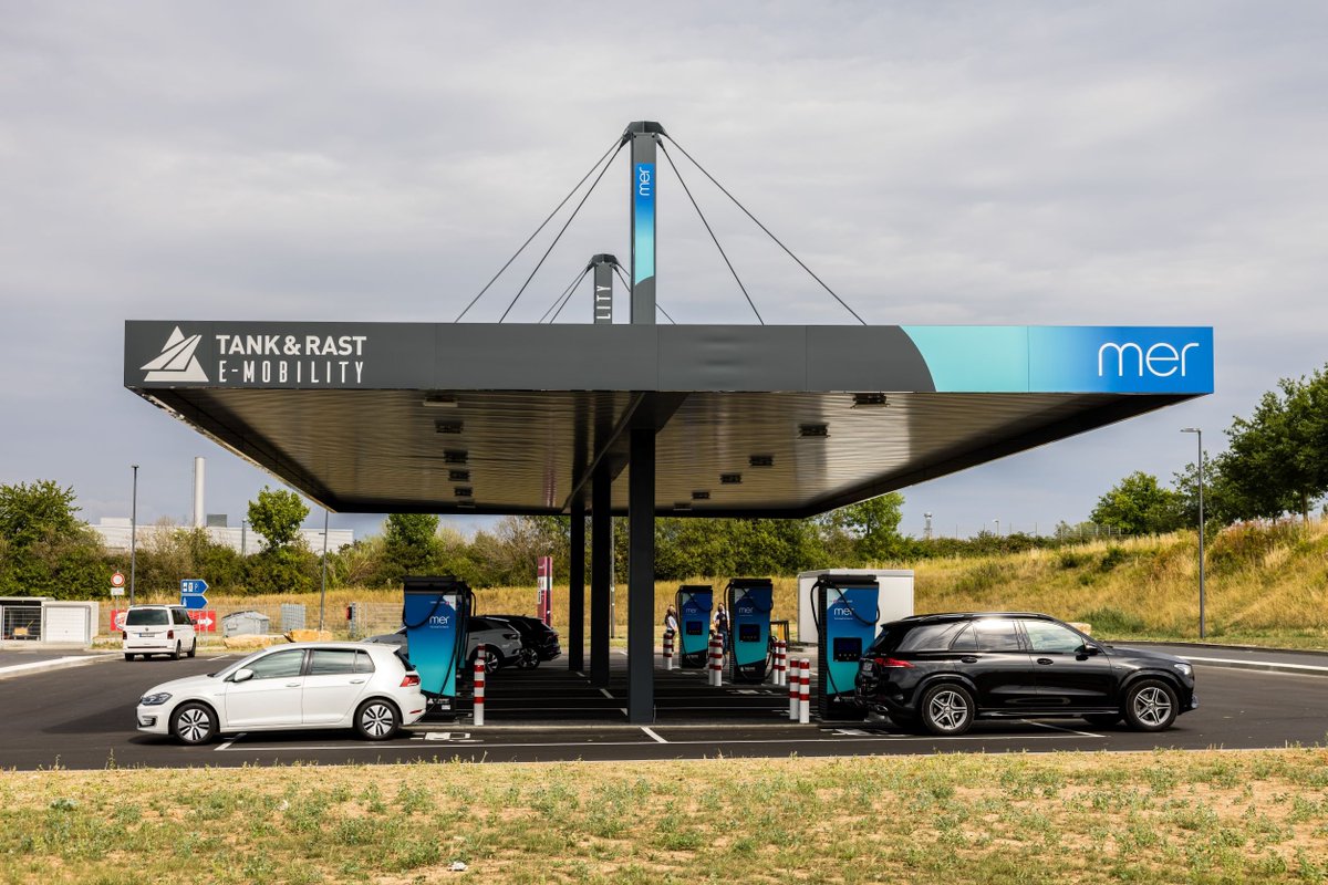 electricfelix's tweet image. Well well well look at this @TankundRast investment! 

They financed the roof above this brand-new @mer_deutschland #ladepark along the A7 (Kassel Ost 🇩🇪)

⚡️⚡️⚡️

12 plugs, 5x300kW+1x225kW power available, easy trailer-friendly charging spot!

Right in between Frankfurt&amp;amp;Hannover