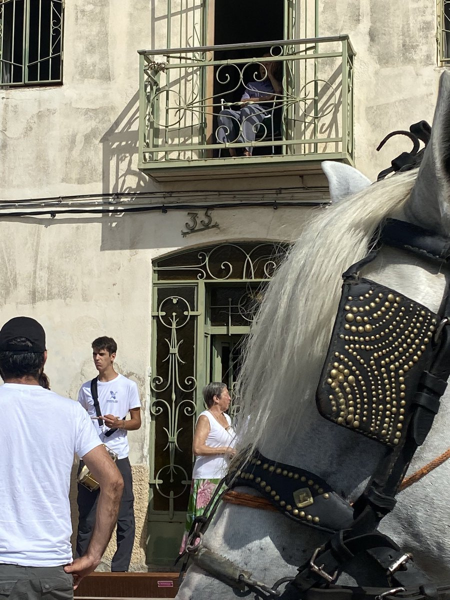 pepsunye's tweet photo. I pel camí històries extraordinàries, com la d’aquest matrimoni de la #Secuita. 
👉 La Maria Dolors i l’Anton, que han tret el seu propi Sant Magí al pas dels @portants_aigua. Ell, antic ferrer del poble, als 96 anys ja no hi veu però no s’ha volgut perdre la cita des del balcó. https://t.co/BLztTX63MR