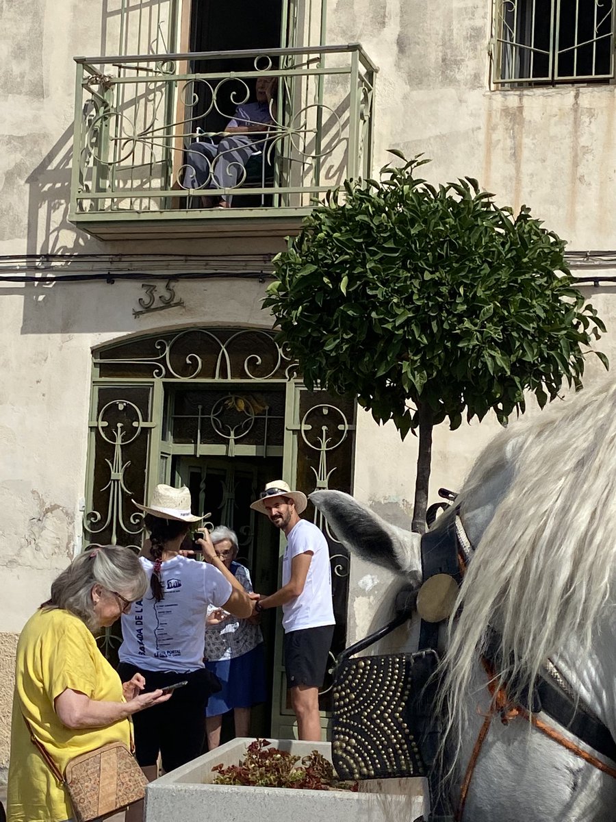 pepsunye's tweet photo. I pel camí històries extraordinàries, com la d’aquest matrimoni de la #Secuita. 
👉 La Maria Dolors i l’Anton, que han tret el seu propi Sant Magí al pas dels @portants_aigua. Ell, antic ferrer del poble, als 96 anys ja no hi veu però no s’ha volgut perdre la cita des del balcó. https://t.co/BLztTX63MR