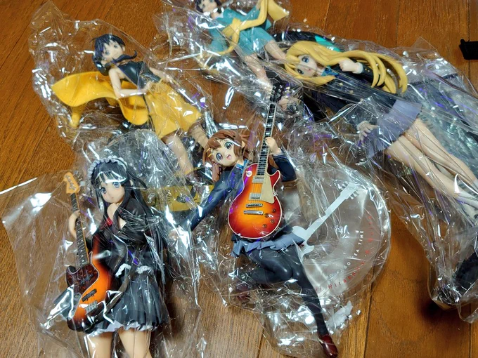 中古屋で主にプライズフィギュアのジャンク品詰め合わせを買ったんだけど、ジャンク品とはいえアルターのフィギュアが2体入ってたのは当たりだと思う!(けいおんあんまり見たことないけど…) 