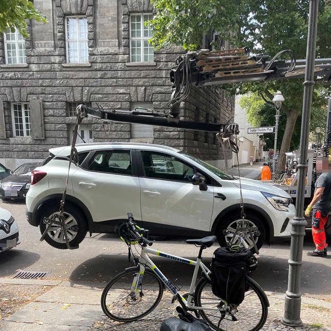polizeiberlin's tweet photo. 1,2,3 - Die Kreuzung ist wieder frei 🪄
Wie von Zauberhand sorgten unsere Kolleg. von der #Fahrradstreife der #Dir2 gemeinsam mit dem #Abschlepper gestern dafür, dass diese Kreuzung in #Charlottenburg wieder sicher überquert werden kann.
^tsm https://t.co/5mgTXN4oqr