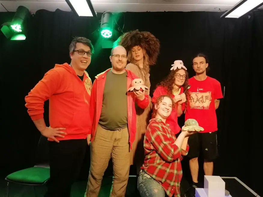 quintuple_l's tweet photo. Our Chaotic Neutral hosts were delighted to see the Plague cast at our show last night! They matched Knifey's colour scheme perfectly 🧡​🐙​🧡 #edfringe #edfringe2022 https://t.co/o99O8kzWVq