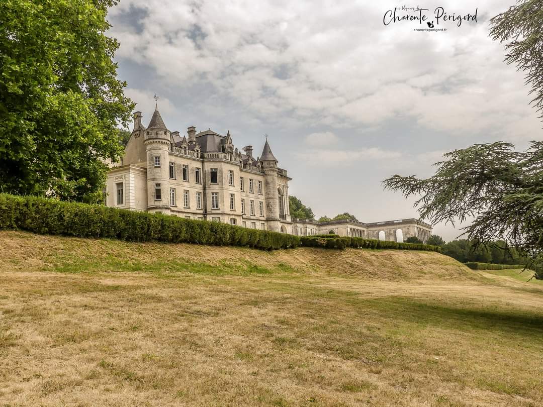 CharentePrigord's tweet photo. Bienvenue dans le petit Versailles charentais !

Le château de la Mercerie, à Magnac-Lavalette-Villars est une #Histoire de folies.
Folie des frères Réthoré qui l'ont rêvé au XXe s. et des bénévoles qui aujourd'hui lui redonnent vie.

@LesCharentes #jeudiphoto #photo @CHistoire https://t.co/BD3LR1VlnA
