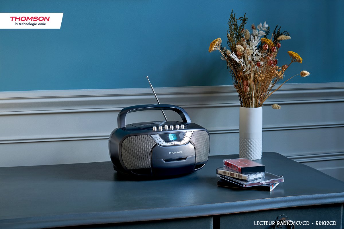 Thomson_FRA's tweet photo. Les cassettes audio n’ont jamais été autant tendance ! Nostalgie et musique se rejoignent avec le Radio/K7/CD #Thomson, alors profitez de votre musique pour mettre l’ambiance partout, que ce soit chez vous ou en balade !😉🎶 

▶️ https://t.co/dmHx1MHovh 💖

#ThomsonAudio #RK102CD https://t.co/TtiU60qXWe