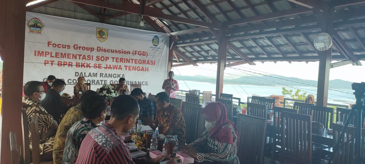 BPRBKK's tweet photo. ACARA FOCUS GROUP DISCOUSSION (FGD) 
IMPLEMENTASI SOP TERINTEGRASI 
PT BPR BKK SE JAWA TENGAH
DALAM RANGKA GOOD CORPORATE GOVERNANCE.

Acara dihadiri oleh Komisi C DPR RI 
serta dihadiri segenap Direksi PT BPR BKK, dengan narasumber dari Universitas Sebelas Maret Surakarta. https://t.co/PW2csziJeW