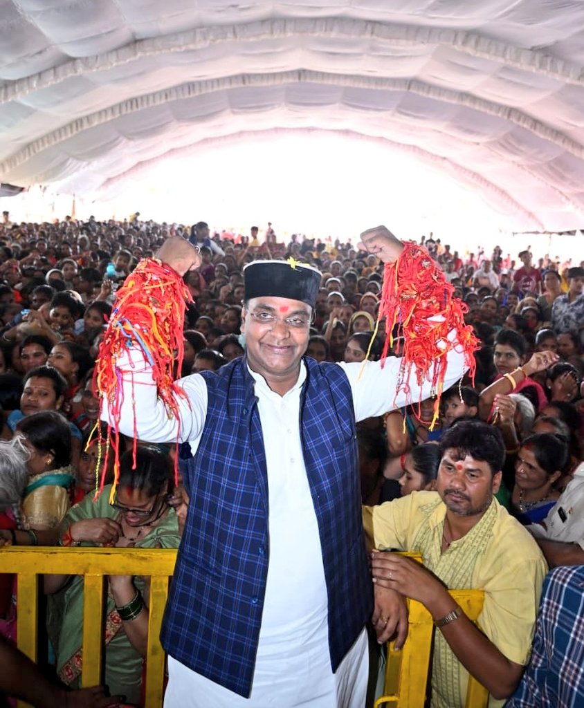 VishvasSarang's tweet photo. तोड़े से भी ना टूटे ये ऐसा मन-बंधन है,
इस बंधन को सारी दुनिया कहती रक्षाबन्धन है।

देश के सबसे बड़े रक्षाबंधन महोत्सव "नरेला रक्षाबंधन महोत्सव 2022" के अवसर पर वार्ड 76 की हज़ारों बहनों ने विश्वास की अटूट डोर बांधी है।
#विश्वास_का_बंधन #भोपाल #Bhopal https://t.co/nFyUfYRDVi
