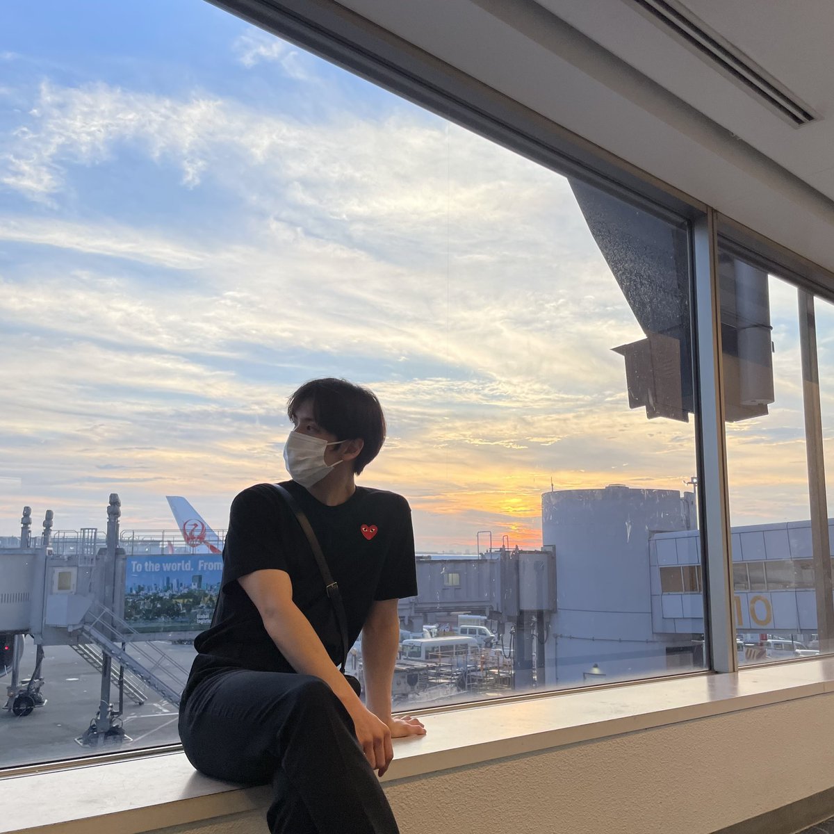 MaAllenFrance's tweet photo. 💫 | 📸 | 08/08/2022 

➥ Avion, Coucher de soleil et Beau garçon.
📸: WOOBIN

©️ : @CRAVITY_twt 

#ALLENMA #앨런 #CRAVITY #크래비티  
___
@CRAVITYFRANCE_ https://t.co/U7gsV3jUDq