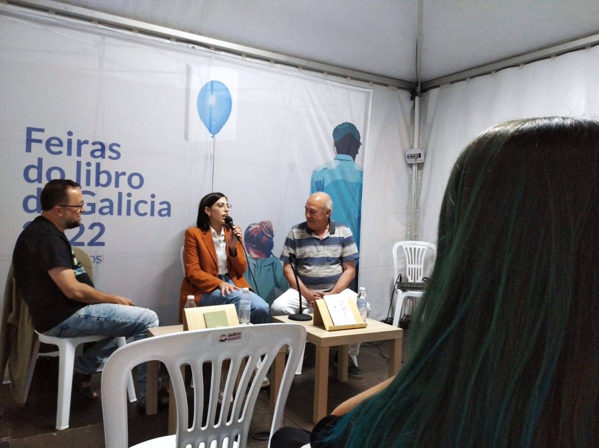 ECaldeiron's tweet photo. Imaxes da Feira do libro de Viveiro.
Con @eduardo_estevez  Xosé Lastra Muráis e Paula Antía Rey Baliña https://t.co/QHsaDa15zk