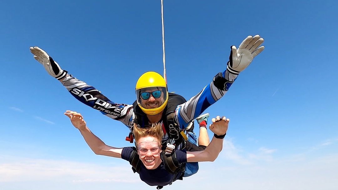 NeilOwens3's tweet photo. @TytheringtonSch this is how your students spend their 16th Birthday after a hard GSCE year. #skydiving #skydivelangar #birthday #celebrate https://t.co/ePUScQGtK8