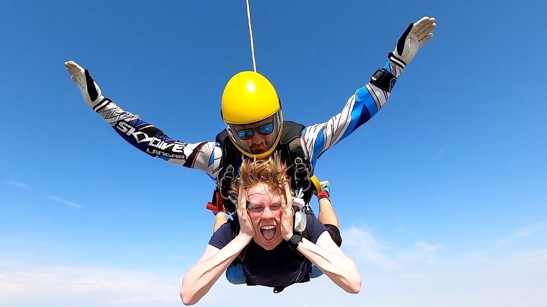 NeilOwens3's tweet photo. @TytheringtonSch this is how your students spend their 16th Birthday after a hard GSCE year. #skydiving #skydivelangar #birthday #celebrate https://t.co/ePUScQGtK8