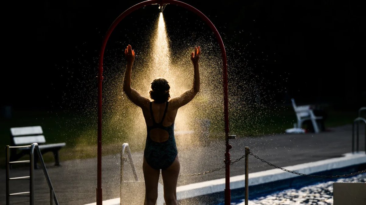 ErnstvAll's tweet photo. "Aber heut hat's wieder eine Bluatshitzn!"
In bayerischer Mundart kann man sich herrlich über hohe Temperaturen beklagen. Und laut darüber schimpfen - aber nur, falls man keinen "Genierer" hat.
#Dialekt #Genierer #Hitzn #Kniefieselig #Tüpferlscheißer
https://t.co/kREqEtS0WB https://t.co/9WMVwz4e5I