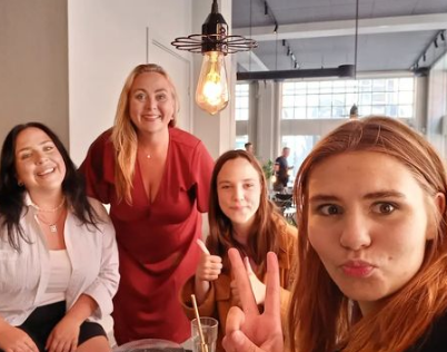 Wir wünschen Ihnen einen guten Morgen und denjenigen, die am Tisch sitzen, einen guten Appetit. 🍅🍓