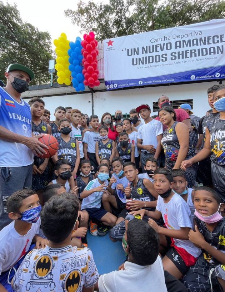 La alcaldesa de CCS A/J @gestionperfecta, inauguró 
la cancha deportiva Un nuevo amanecer, en la parroquia Coche, gracias al trabajo en conjunto entre @inmerca_caracas y la comunidad organizada

#17Ago
#VenezuelaEmprende