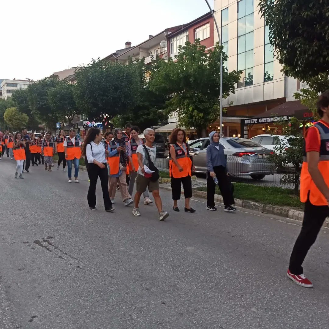 AfadKarabuk's tweet photo. 17 Ağustos Depremi anma etkinlikleri kapsamında AFAD Gönüllülerimiz  İle  Safranbolu Dizdar Kültür Merkezi önünden Misakı Milli meydanına kortej  yürüyüşü yapılarak akabinde depremde hayatını kaybedenler için dua edilmiş vatandaşlarımıza eğitici broşürler dağıtılmıştır. https://t.co/S6NZzslfQI