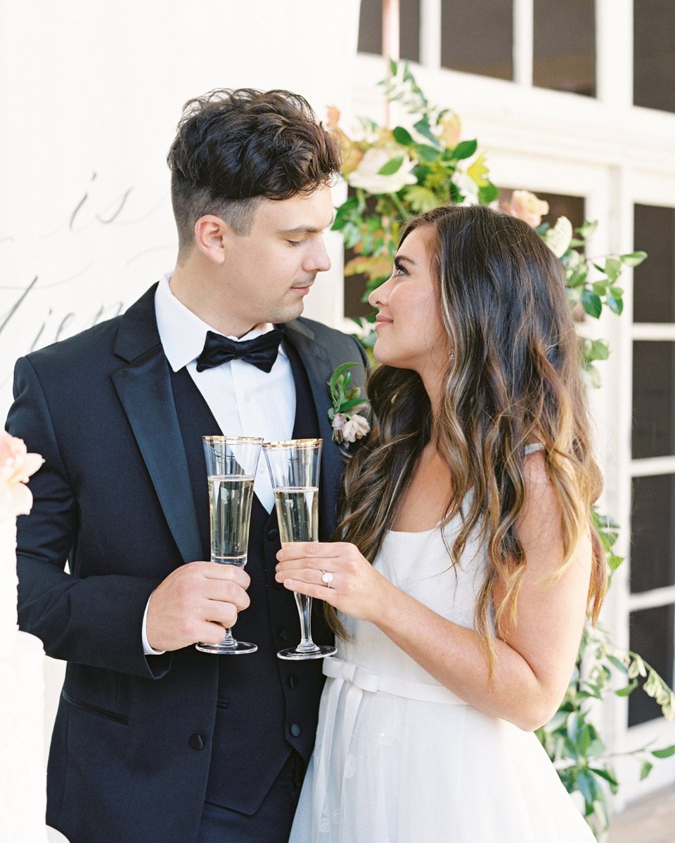 "Once in a while, right in the middle of an ordinary life, love gives us a fairy tale." We love being a part of so many fairy tales thanks to our #MiaDonnaHeroes ! 🤍⁠
⁠
Find your fairytale ring, bit.ly/2GTozOw
Featuring: Dream Halo Engagement Ring⁠