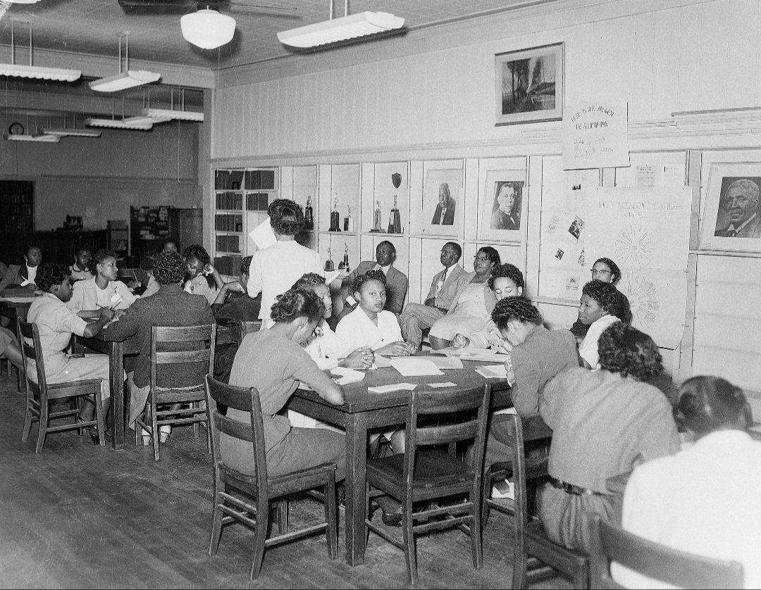 #Tbt | In recognition of the first week of classes, we're taking it all the way back to show these beautiful faces from the early days at GSU. As you can tell, the students have always been dedicated to their studies and the fashion sense was pristine.👌🏾 #GramfamFlashback