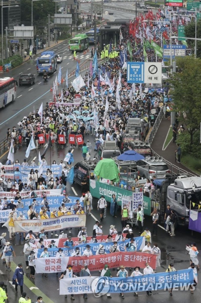 Every rumor, fake news, intelligence leak or eyebrow twitch about Kim Jong Un and North Korea gets star treatment in the US media. But when thousands of SOUTH KOREAN trade unionists &amp; progressives march in Seoul against US-ROK war games, NOT ONE PEEP. This was Saturday in Seoul.