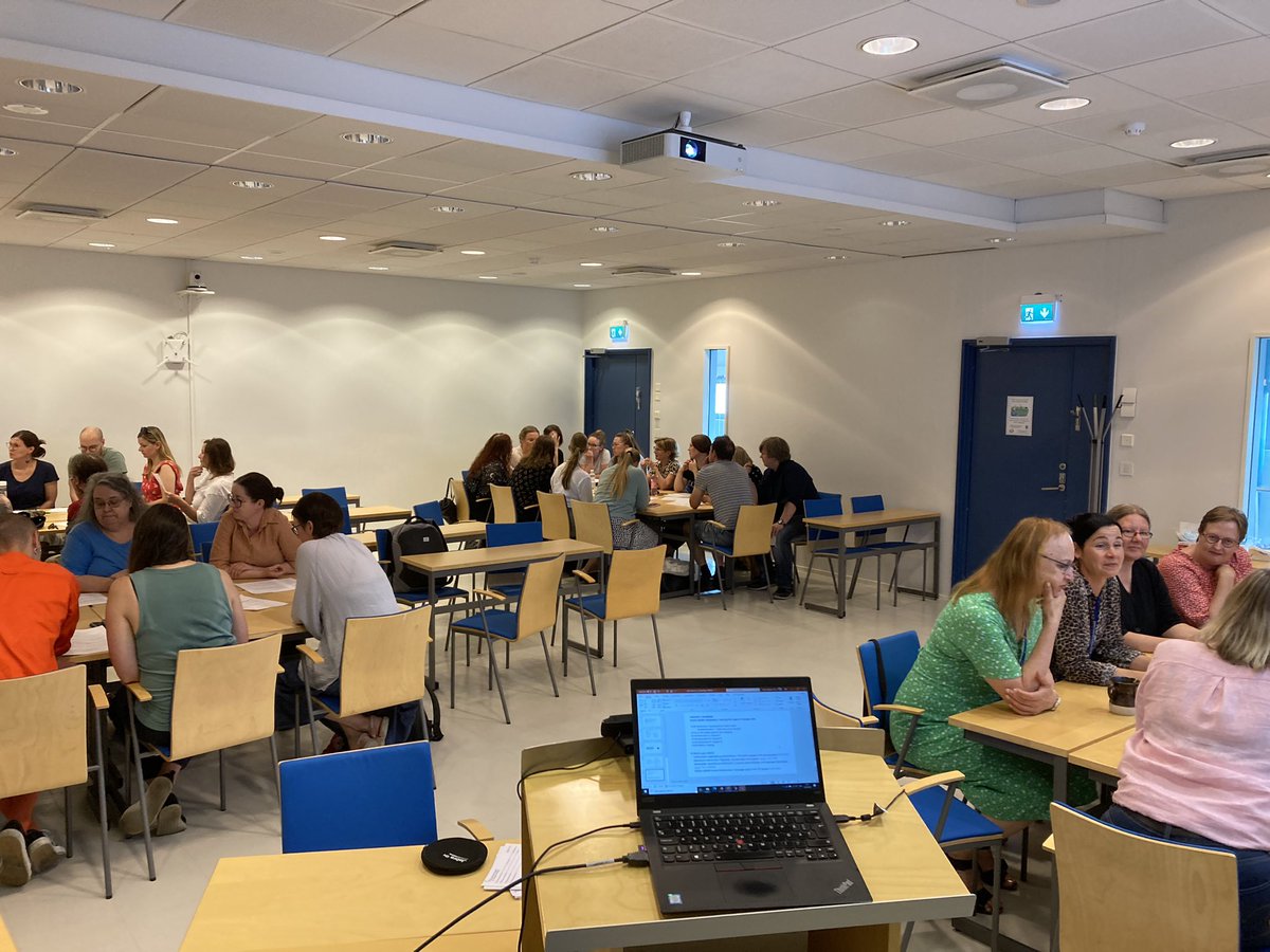 JVaattovaara's tweet image. Olipas kivaa! Perehdyttiin, perehdytettiin, tutustuttiin, naurettiin ja kahviteltiin uusien ja vanhojen kanssa isolla Kielten yksikön porukalla @ITC_TampereUni 

@helsinkiuni @kielikeskus’ksesta kaapattu idea 💪toimi tietysti meilläkin.
#DialoginenPerehdytys #LearningCafe