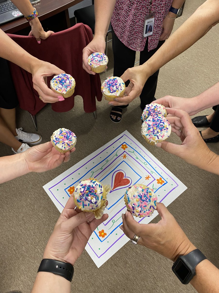 BuengerSarah's tweet photo. You know you work in the BEST place when @KellyBaehren, Waller ISD’s Chief Academic Officer, brings you homemade unicorn cupcakes for breakfast. #unicorns #loveyourjob @melanielasater @J_MeaganWhite https://t.co/KAMttAs8o9
