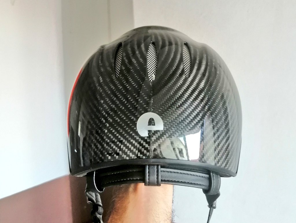 Tüm lisanslı binicilerimize verilmek üzere başvurularımızın sonucunda, Yeleklerden sonra Kasklarımızın da numuneleri Hipodromlarımıza ulaşmıştır, Kask almak isteyen meslektaşlarımıza duyurulur. <a href="/_TJK_/">Türkiye Jokey Kulübü</a> <a href="/YkkGovTr/">Yüksek Komiserler Kurulu</a>