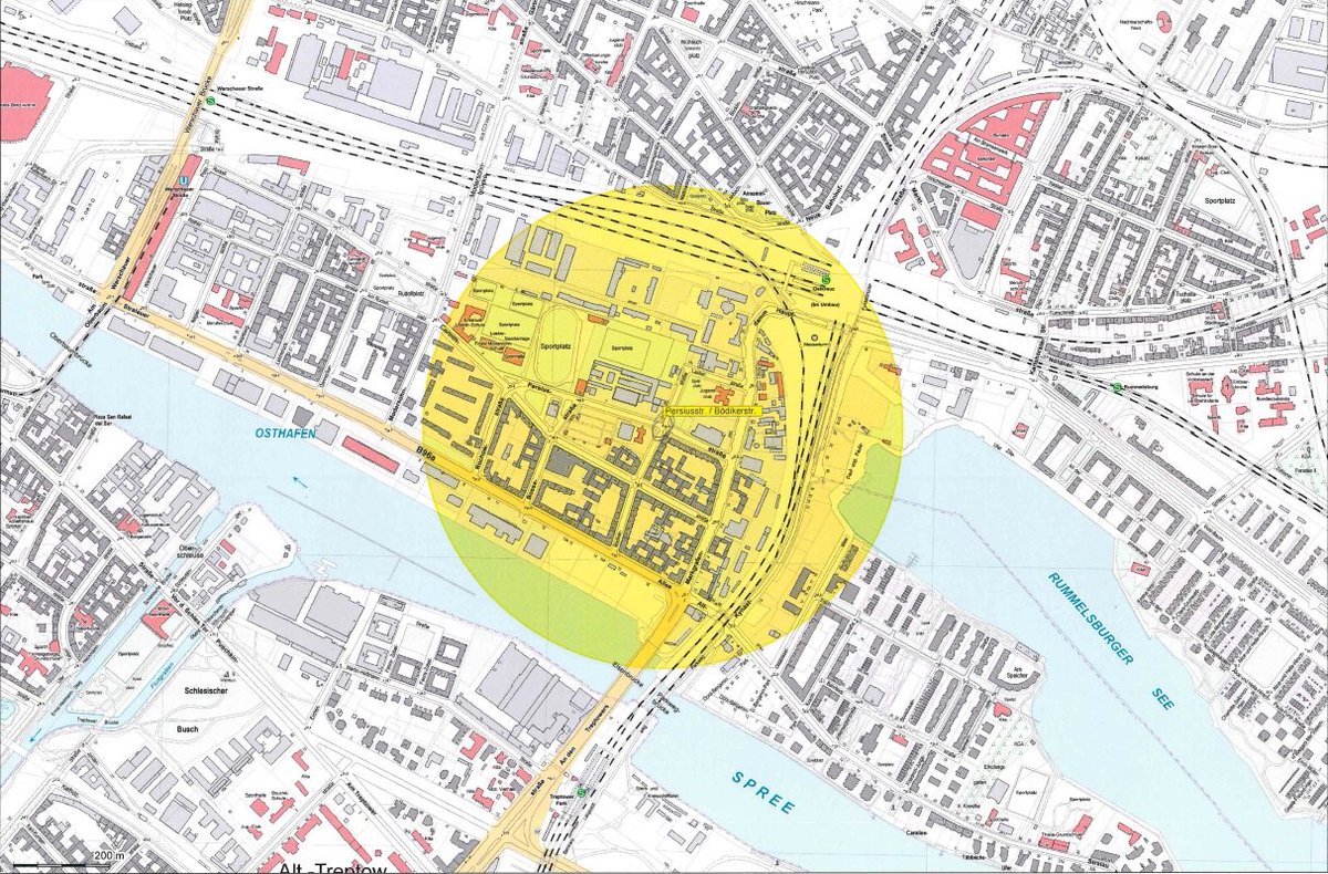 VIZ_Berlin's tweet photo. Auf der #Persisusstraße Ecke Bödikerstraße in #Friedrichshain wurde bei Bauarbeiten eine 500 kg #Weltkriegsbombe gefunden. Es wurde ein #Sperrkreis von 500 Meter um den Fundort eingerichtet. Auch der #Bahnverkehr ist betroffen. 
➡️ https://t.co/Kv8PgiK3Ar
📸: @polizeiberlin https://t.co/Vby4bqjH0l