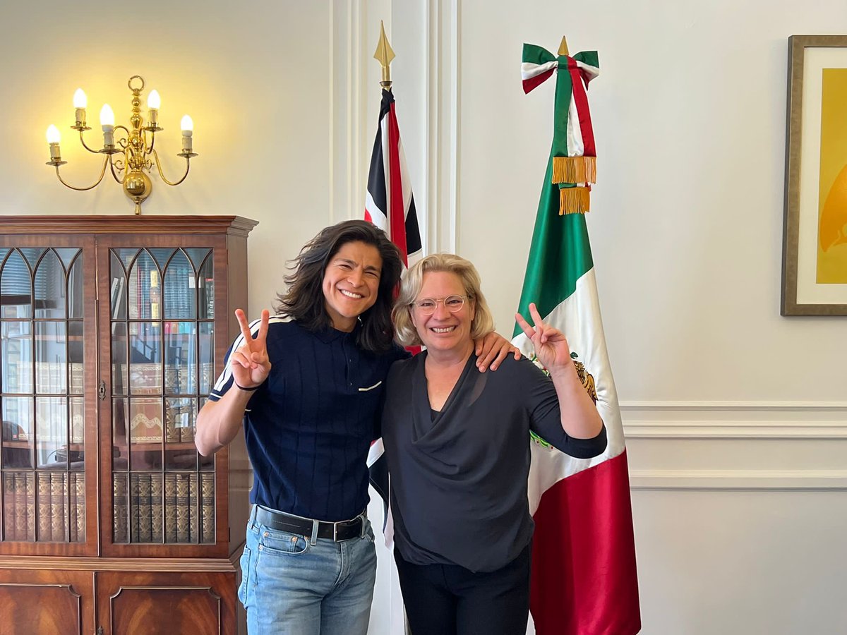 Met <a href="/TedLasso/">Ted Lasso</a>'s 🌟🇲🇽 actor from Guadalajara de mis amores <a href="/cristofernandez/">Cristo Fernández</a> at the Mexican Embassy today! An inspiration to us all 📽️⚽️ #FootballisLife #TedLasso #OrgulloMexicano