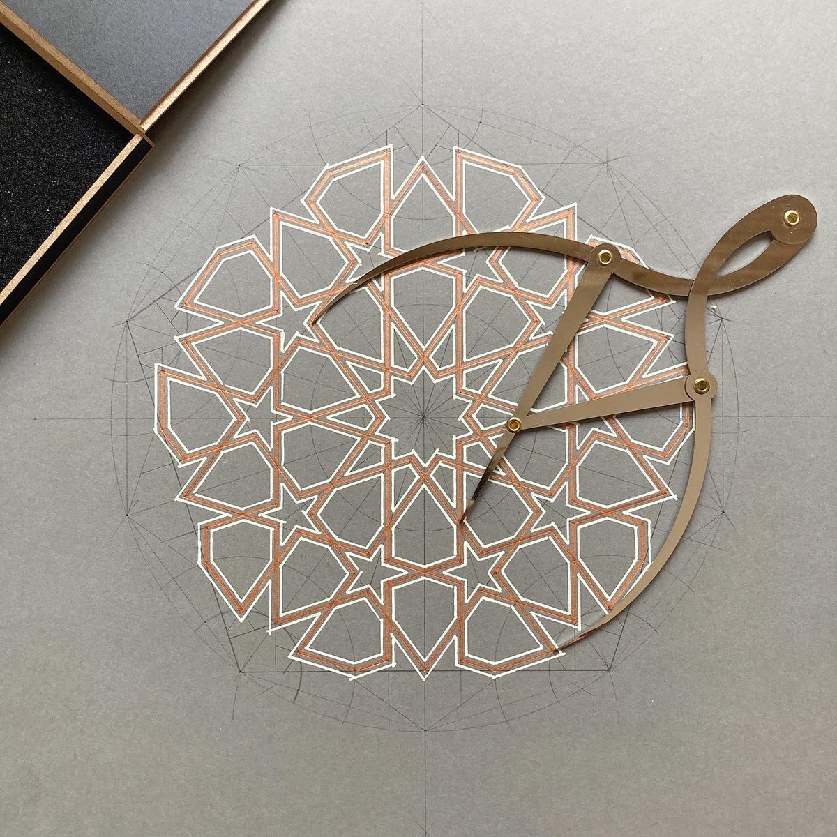 c0mplexnumber's tweet photo. More fivefold harmonic proportions in this beautiful Islamic rosette, taught in my recent #GoldenGeometryCG session 🌟🧡🌟

Thank you, @samira_mian, for permission to teach this pattern following your analysis 🙏😘

#IslamicGeometry #MathArt #GoldenRatio #Phi #GeometricArt https://t.co/O7IVocxBhX