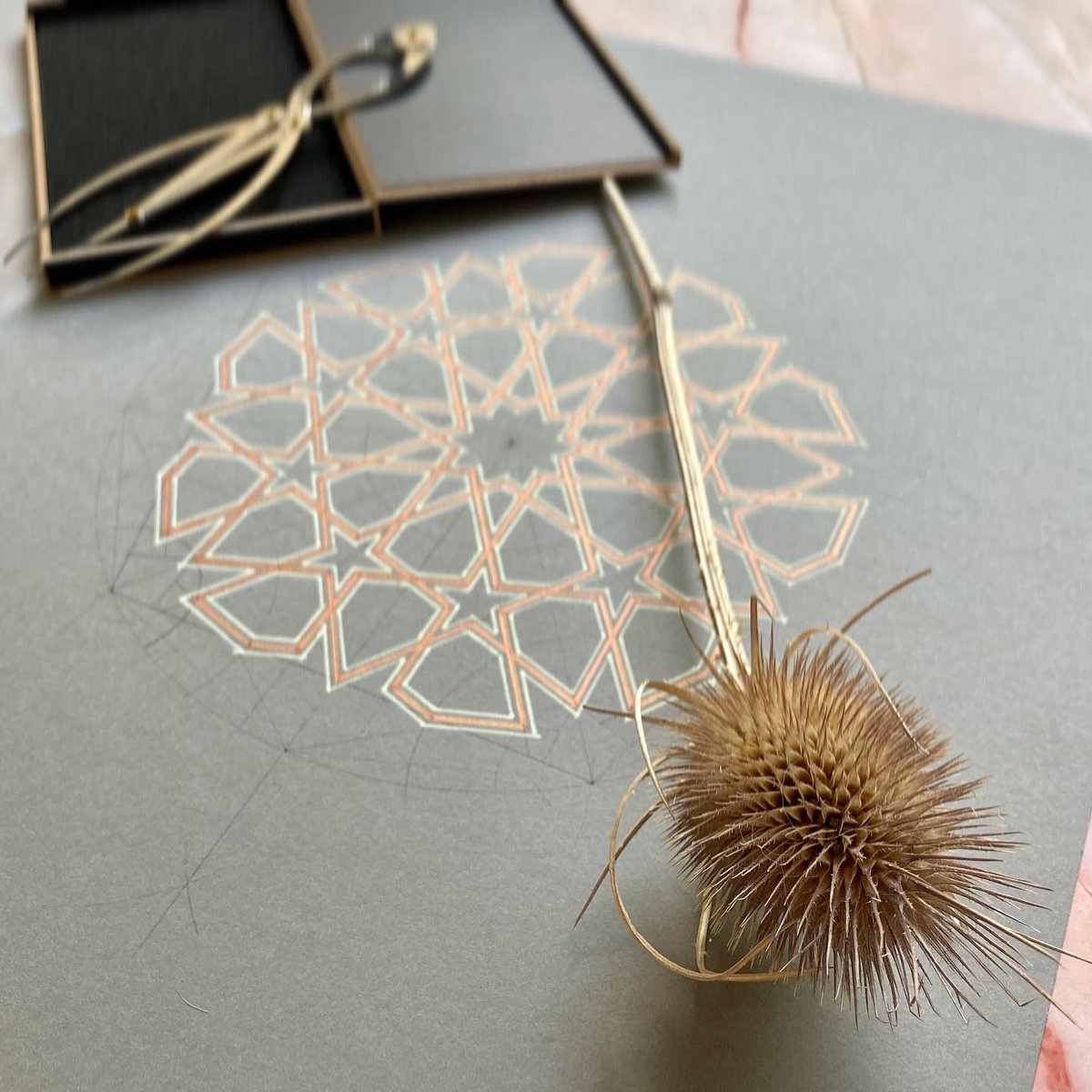 c0mplexnumber's tweet photo. More fivefold harmonic proportions in this beautiful Islamic rosette, taught in my recent #GoldenGeometryCG session 🌟🧡🌟

Thank you, @samira_mian, for permission to teach this pattern following your analysis 🙏😘

#IslamicGeometry #MathArt #GoldenRatio #Phi #GeometricArt https://t.co/O7IVocxBhX