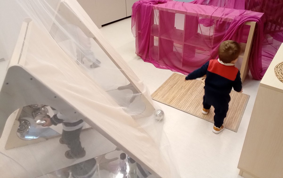 𝗖𝗿𝗲𝗮𝗻𝘁 𝗲𝘀𝗽𝗮𝗶𝘀.👧🏻 A l'escola aprofitem tots els espais per crear diferents ambients.

👉🏼Ho podeu fer a casa: reinventeu una habitació per crear amagatalls amb els mobles i unes mosquiteres.

📍 #EscolaBressol Municipal L'Espígol, de #SantPereDeRibes.
@SantPereDeRibes