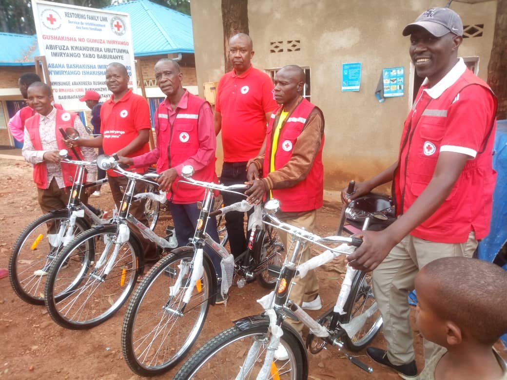 Rwandaredcross's tweet image. Community based volunteers are getting on their bikes as part of a major public health programme throughout @GatsiboDistrict. In partenship with @RodeKruisVL these volunteers were trained to provide basic health needs and restore family links in Nyabiheke Refugees camp and around