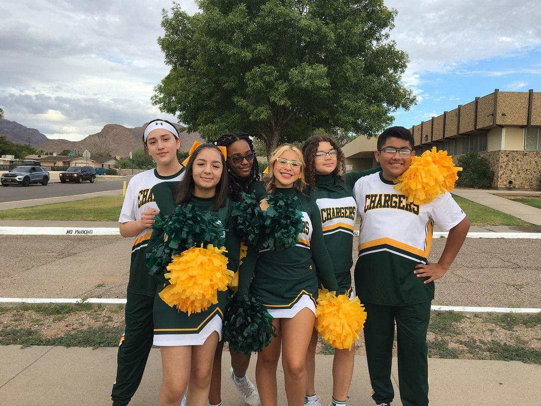 ELPASO_ISD's tweet photo. Cheering for our runners! 📣

Thank you Charles Middle School cheer team for motivating the 🏃 cross country Chargers and showing your school spirit in your new uniforms! #GoEPISD #IamEPISD @CharlesChargers https://t.co/FF6Qpqxo4n