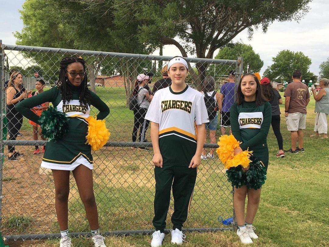 ELPASO_ISD's tweet photo. Cheering for our runners! 📣

Thank you Charles Middle School cheer team for motivating the 🏃 cross country Chargers and showing your school spirit in your new uniforms! #GoEPISD #IamEPISD @CharlesChargers https://t.co/FF6Qpqxo4n