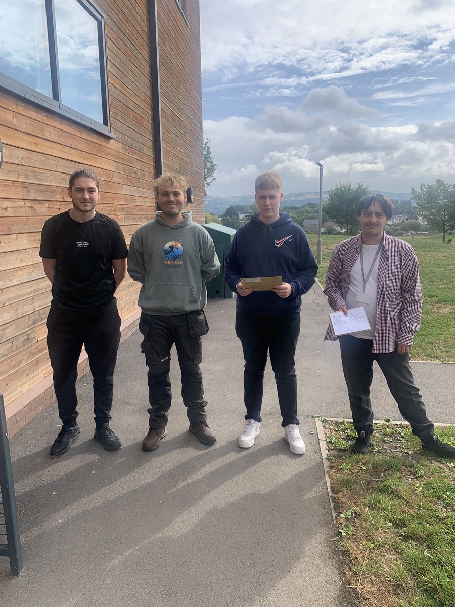 Well done to all Level 3 Double Engineering students - 75% achieved a distinction or distinction*- fantastic results 🏆