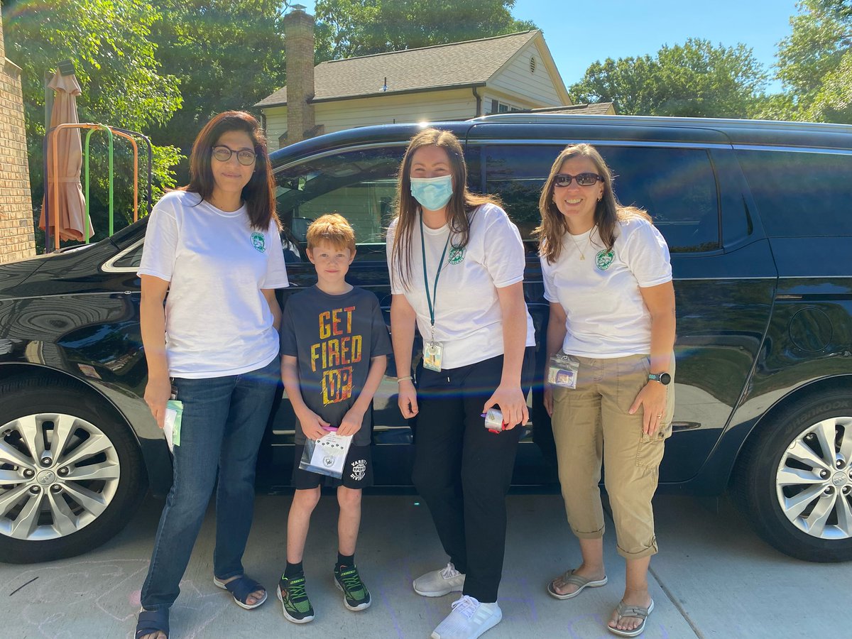 Our staff is having a blast meeting their students today during our annual Welcome Walk! #togetherwegrow <a href="/FCPSR2/">FCPS Region 2</a> <a href="/fcpsnews/">Fairfax Schools 🌟</a>