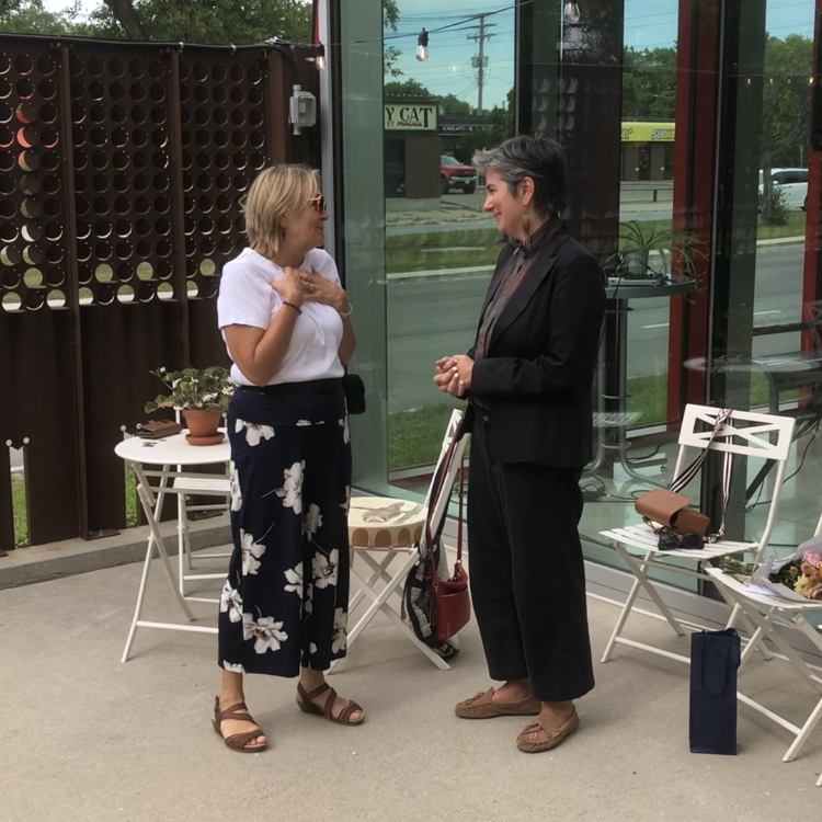 Jeudi dernier, c’était les 10 ans de Geneviève au TCM!🎉  Nous en avons profité pour lui rendre un hommage surprise! ✨  
Last Thursday was Geneviève's 10th year of service at TCM!🎉 We took the opportunity to pay her a surprise tribute! ✨