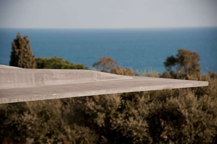 GroupeVicat's tweet photo. #SurLaRouteDesVacances ☀️
Aujourd'hui, nous voyageons à #Ramatuelle pour découvrir cette somptueuse villa contemporaine imaginée par l’architecte Anthony Ugo.
💡 Sa toiture de 11 m de long a pu être réalisée grâce aux prouesses techniques du #BFUP
📷Lisa Ricciotti Erick Saillet https://t.co/2zGz8Haucy