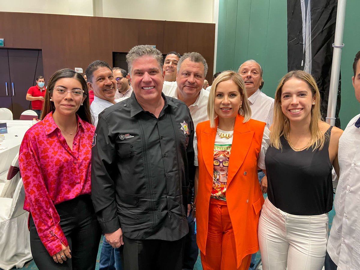 Seguimos tejiendo acuerdos!

Nuestra presidenta Mtra  Juanita Utrera participó del encuentro de socios de la Delegación de la CANACAR, encabezada por el C.P. Luis Exsome y el Secretario de Seguridad Pública del Gobierno del Estado de Veracruz, Hugo Gutiérrez Maldonado