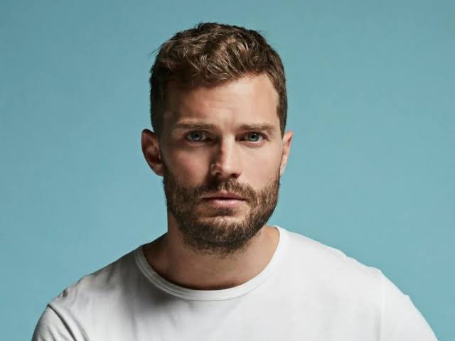4FantasticoBRA's tweet photo. 🚨| O ator Jamie Dornan, deu entrevista dizendo que seus dois próximos projetos serão filmados em Londres.

Lembram que a Marvel registrou a marca “4Vibes Production”? Pois é, essa produção será filmada no Reino Unido!!!!

Os rumores de Jamie como Reed estão ficando mais quentes! https://t.co/MYnb9CltOV
