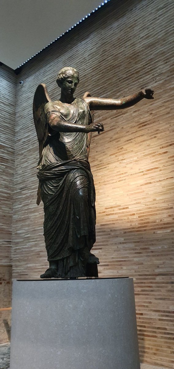 Fla2286's tweet photo. Siamo circondati da così tanta bellezza che spesso nemmeno ce ne accorgiamo.
#brescia #brixia #museosantagiulia #vittorialata #crocedidesiderio #piancotecamartinengo https://t.co/kul2f3Fb5X