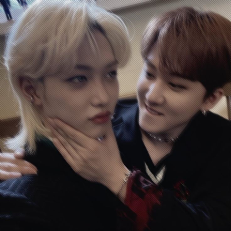 Elemental4657's tweet photo. #changlix снс ау

Чанбин работает баристой в кафе напротив модельного агенства, где работает Феликс
Ликс часто заходит в кафешку не потому что обожает пить кофе, который к слову ненавидит, он просто хочет получить номер баристы, что его очаровал https://t.co/dIduHHaLI1