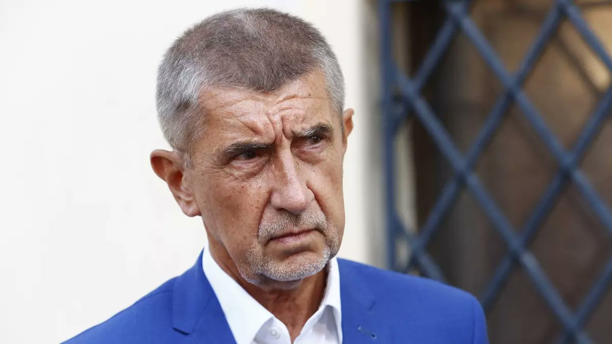 Psychopat. Primitiv. Mafián říznutý devadesátkami. Nemá vzdělání. Jeho diplomka neexistuje. Neumí česky. Nemá všeobecný přehled. Bez kalkulačky nenapočítá do pěti. Krade. Likviduje konkurenci. Zaklekává. Začíná senilnět. Produkuje chemické potraviny. Lže všem, i vlastní rodině.