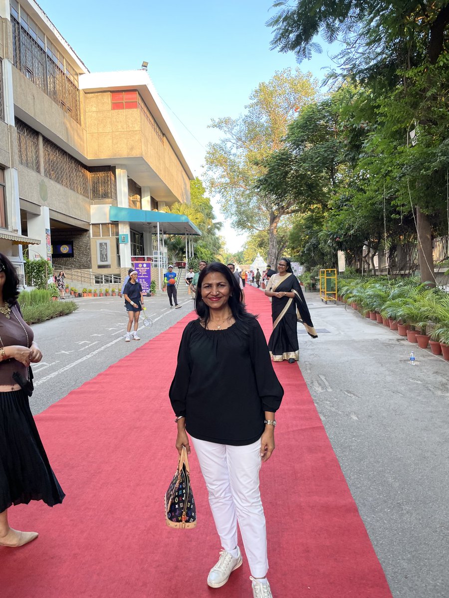 nivedita_bhasin's tweet photo. A red carpet welcome at @dpsrkpnet Celebrations on our #GoldenJubilee #50Years
Old friends #ClassOf81
Headmistress
#GowriIshwaran and my children’s classmates.
#Book release #SoundNLight show and scintillating performances https://t.co/OY9ACeo3NV