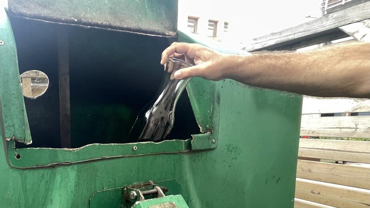 Blanes_cat's tweet photo. Notícia: @Blanes_cat farà el 22, 23 i 24 d’agost #RutadelVidre per promoure el reciclatge Cal dur envasos de vidre als #puntsderecollida #ElsPins #RacódenPortas i #DintreVila de 9 a 12 h, rebre un obsequi i però col·laborar campanya #BanderaVerda
https://t.co/W3sILERqPI https://t.co/DNs6uNfC6z