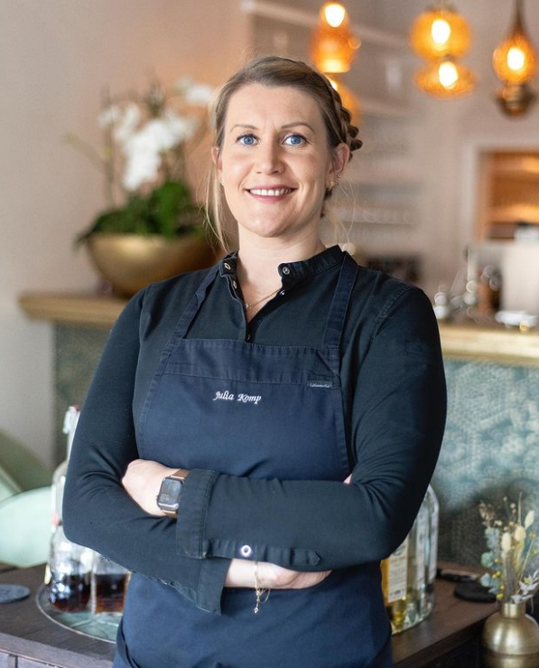 WinesofGermany's tweet photo. In 2016, aged 27 - @juliakomp became the youngest-ever female chef to earn a Michelin star. Her restaurant, Sahlia Restaurant, focuses on global cuisine, but is influenced by her German upbringing and the beauty of German produce. 

#JuliaKomp #GermanWineWith #GermanChef https://t.co/pXmhEpYUUc