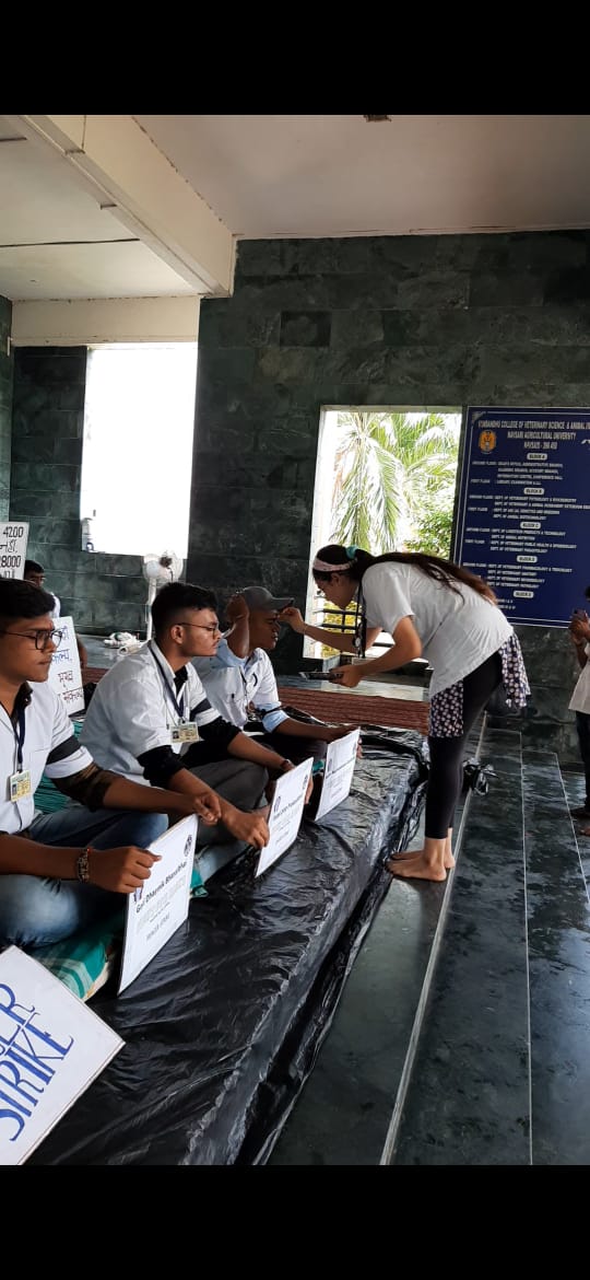 આજે સરકારશ્રી તરફ થી કંઈ સકારાત્મક ઉત્તર ના આપતા વેટરનરી કોલેજ નવસારી, કામધેનુ યુનિવર્સિટી ના 5 વિદ્યાર્થીઓ આજે બોડી ફિટનેસ ચેકઅપ કરાવ્યા બાદ તારીખ 18/08/2022 થી આમરણાંત ઉપવાસ પર ઉતર્યા છે.
#Increase_Guj_Vet_Stipend 
<a href="/CMOGuj/">CMO Gujarat</a> <a href="/Bhupendrapbjp/">Bhupendra Patel</a> <a href="/KanuDesai180/">Kanu Desai</a> <a href="/RaghavjiPatel/">Raghavji Patel</a> <a href="/CRPaatil/">C R Paatil</a>