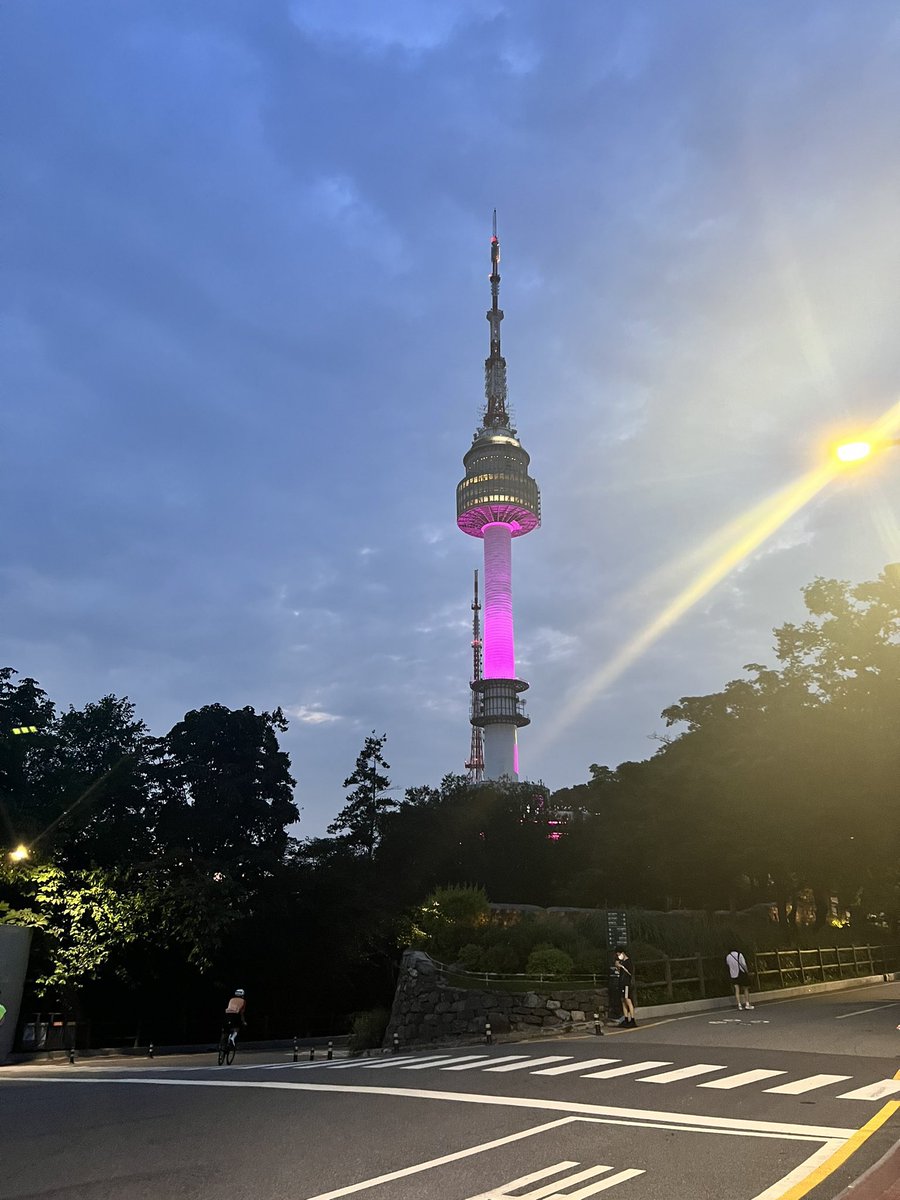 [INFO] A N Seoul Tower já está iluminada de rosa para a divulgação de ‘#PINKVENOM’! 🇰🇷 #LightUpThePink @BLACKPINK