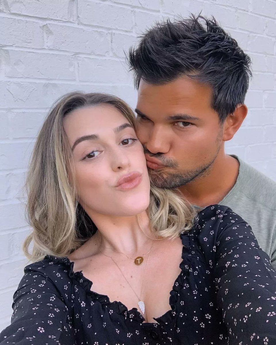 SeriesUpdateFR's tweet photo. L'acteur Taylor Lautner a confirmé que sa fiancée Taylor Dome s'appellera également Taylor Lautner après leur mariage. https://t.co/EhGKHLyW3d