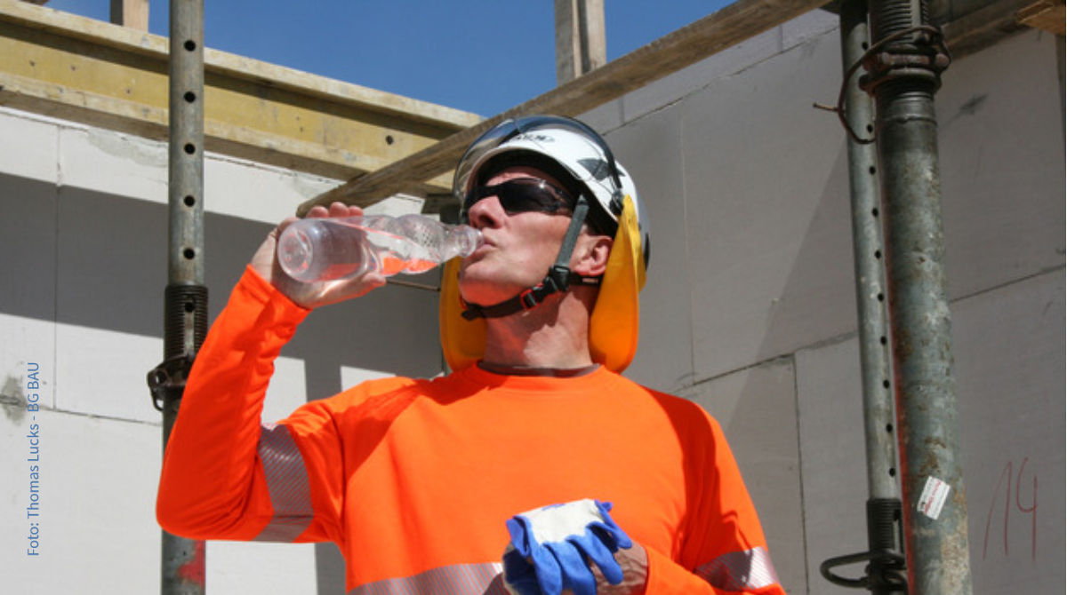 Die Augen müssen vor zu viel Sonne geschützt werden. Denn #UVStrahlung kann zu chronischen Hornhaut- und Netzhautschäden führen, zur vorzeitigen Alterung der Haut um die Augen und sogar zu #Bindehautkrebs. Ab #UVIndex 3 gilt daher: Sonnenbrille auf! 😎👉 
bgbau.de/mitteilung/aug…